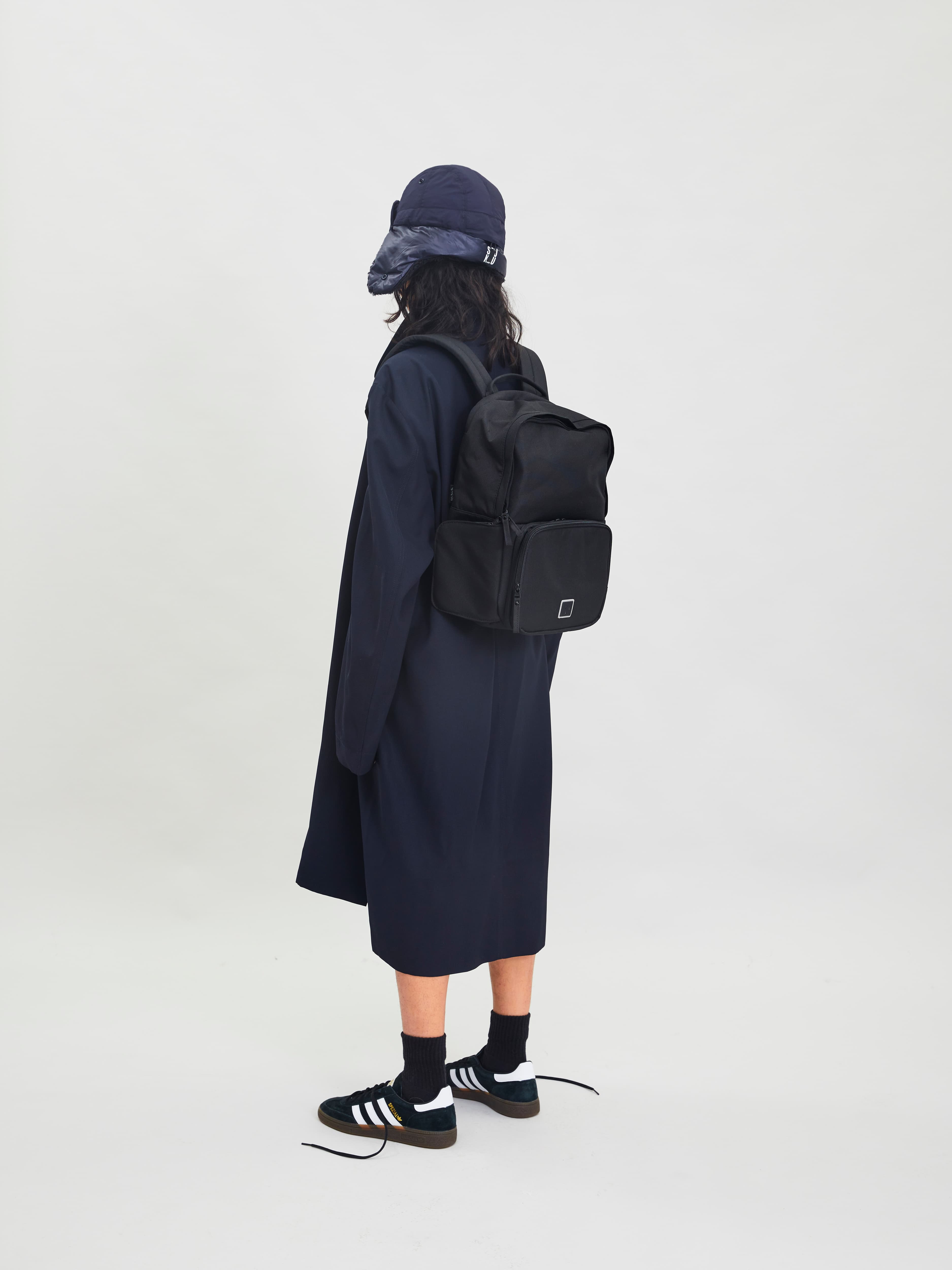 https://a.storyblok.com/f/247851/9897bc93cc/day_backpack_13_black_440.jpg