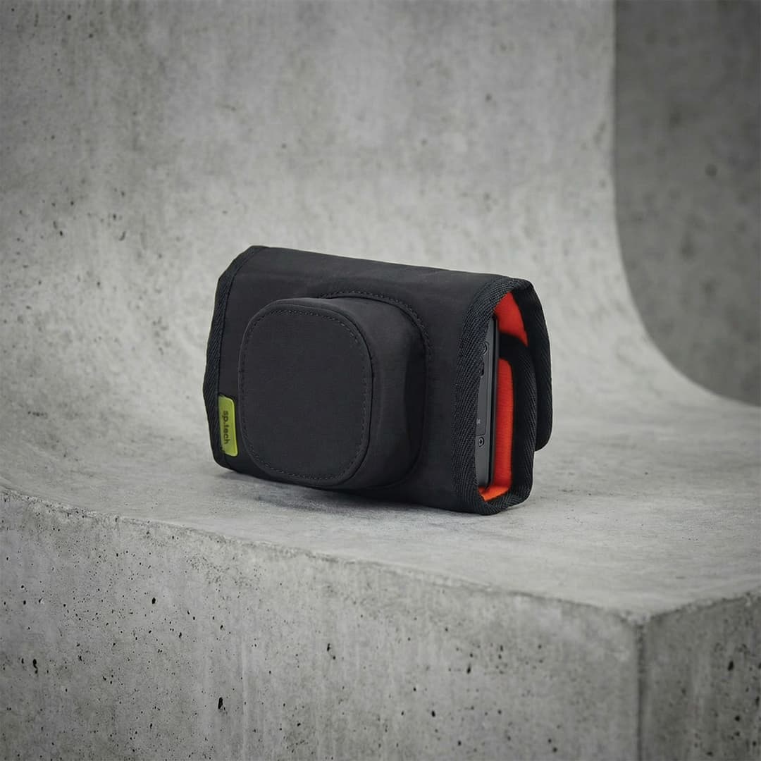 https://a.storyblok.com/f/325752/1080x1080/8de9c4dbeb/wrap-camera-case-s.jpg
