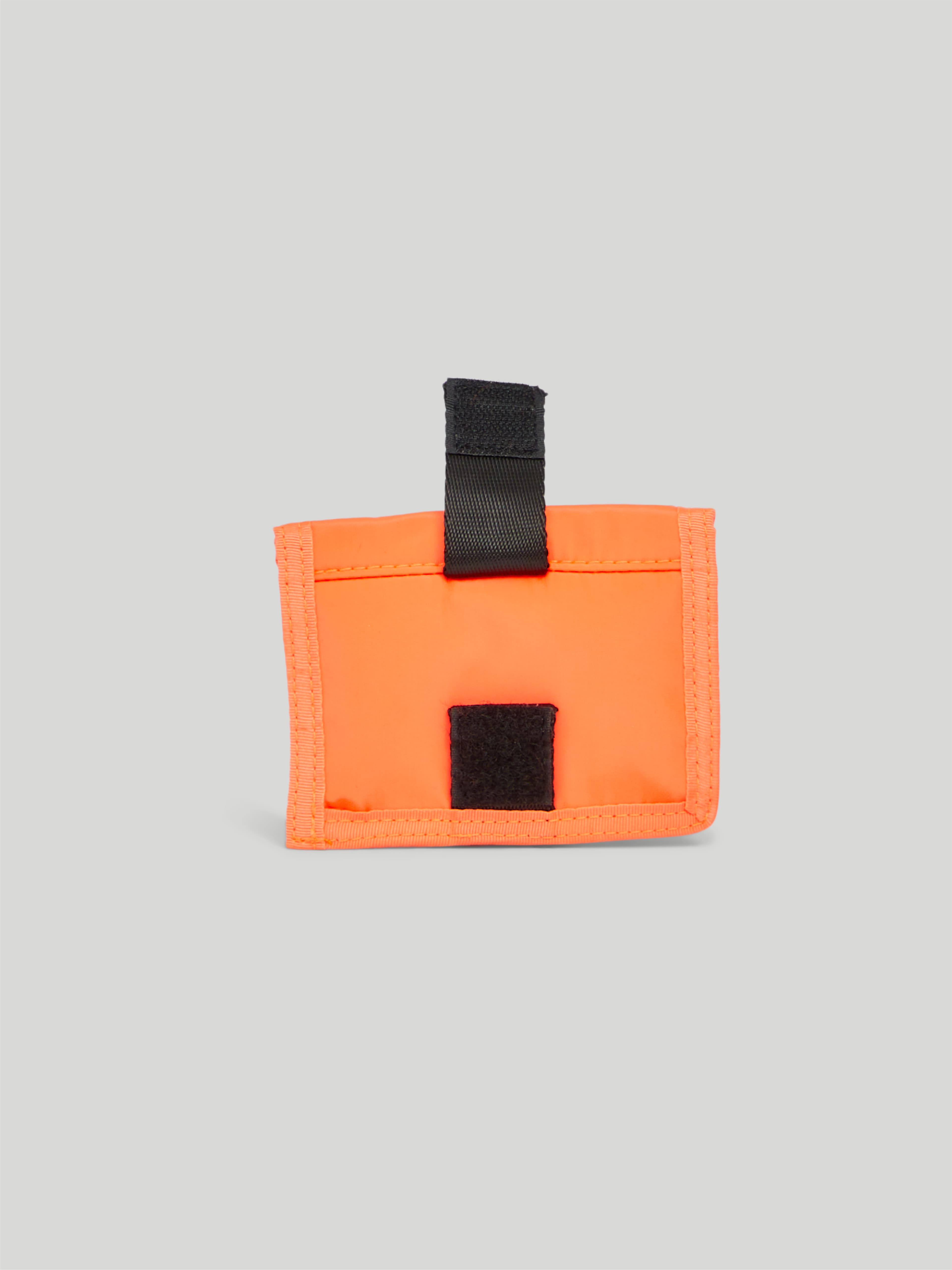 https://s3.amazonaws.com/a.storyblok.com/f/247851/10cf178ecb/battery-case-2-orange-09.jpg
