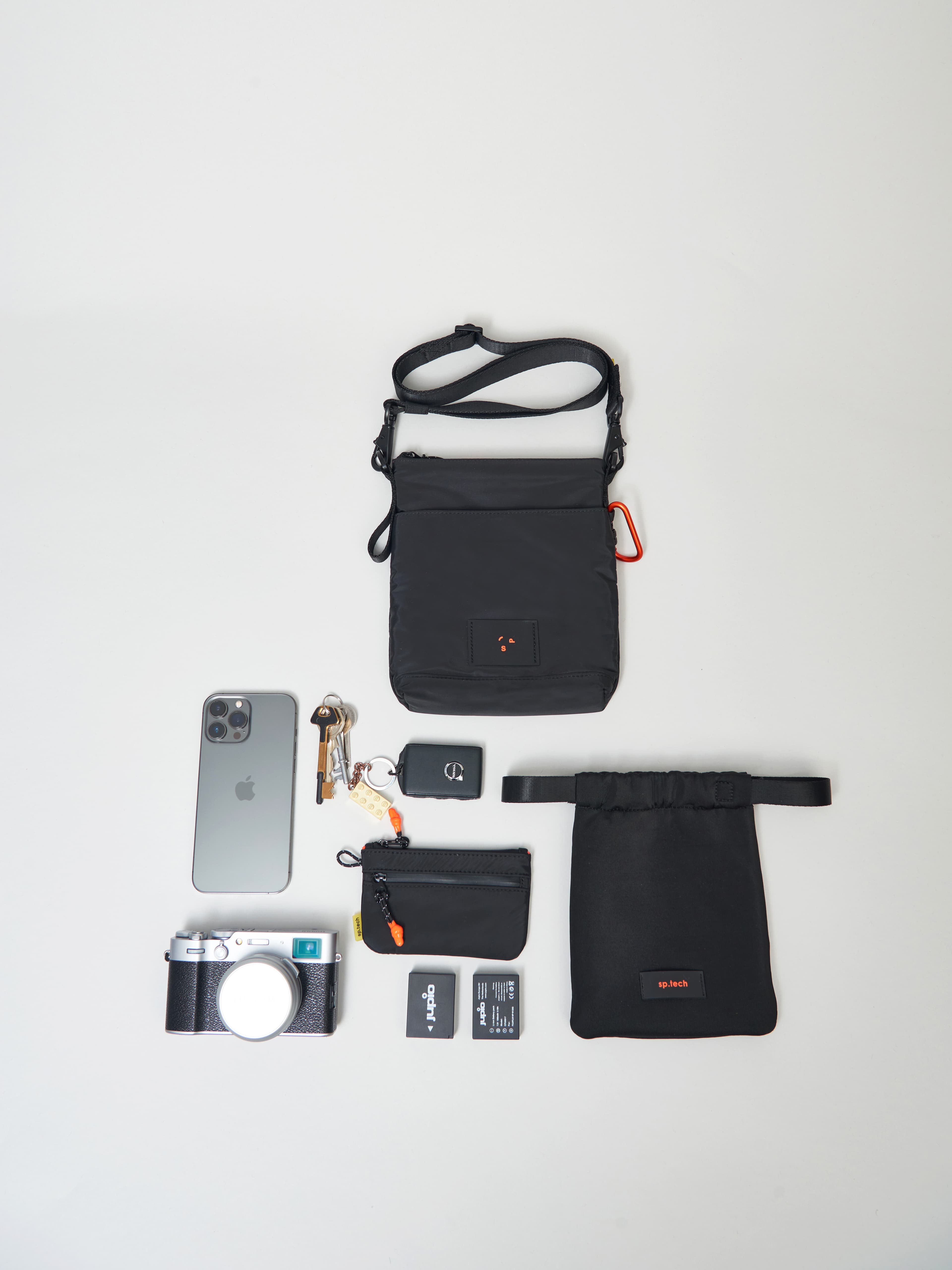 https://s3.amazonaws.com/a.storyblok.com/f/247851/51b04366a1/small_crossbodybag_black.jpg
