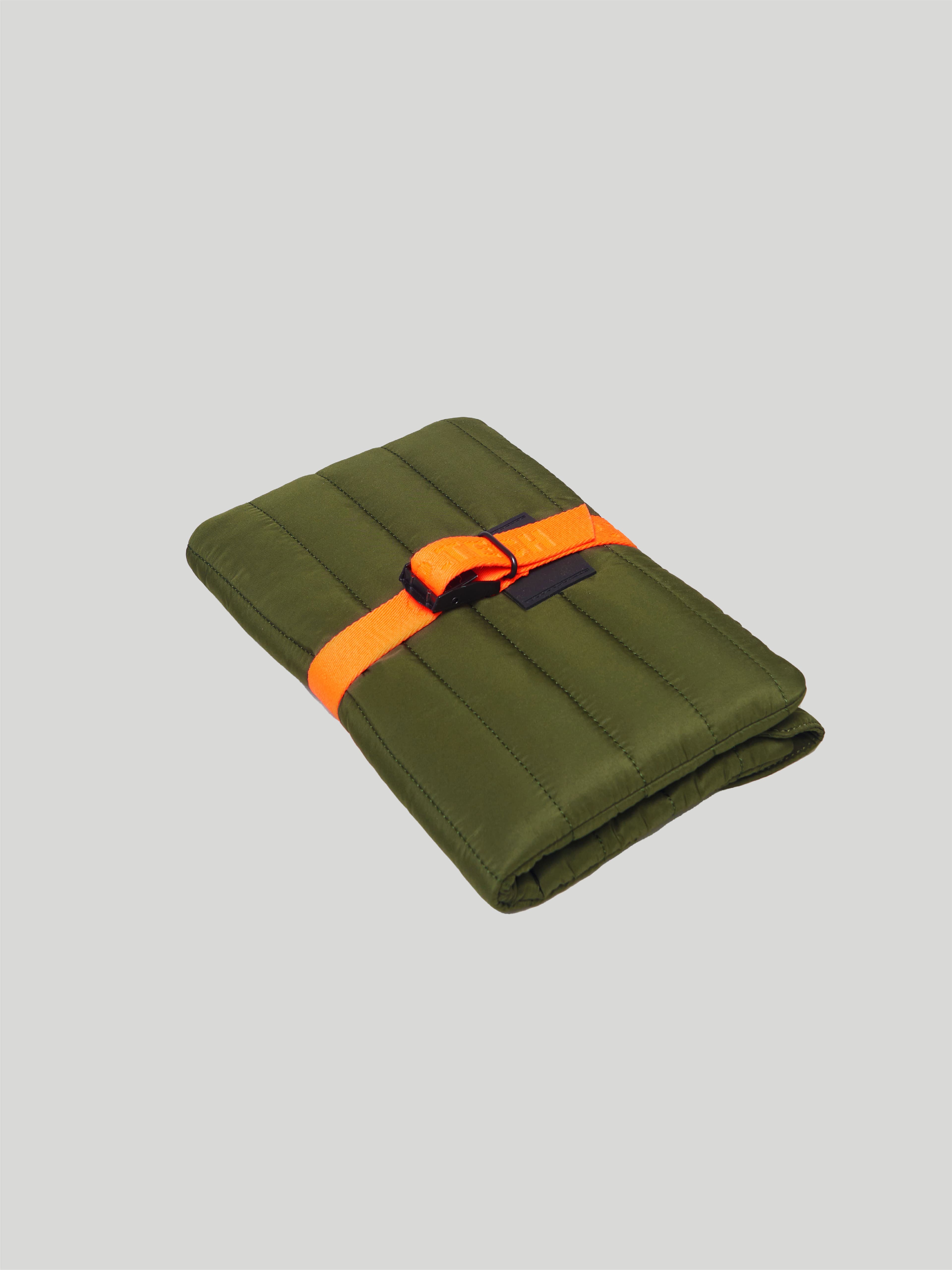 https://s3.amazonaws.com/a.storyblok.com/f/247851/71582100b5/puffytechpouch_green-09.jpg
