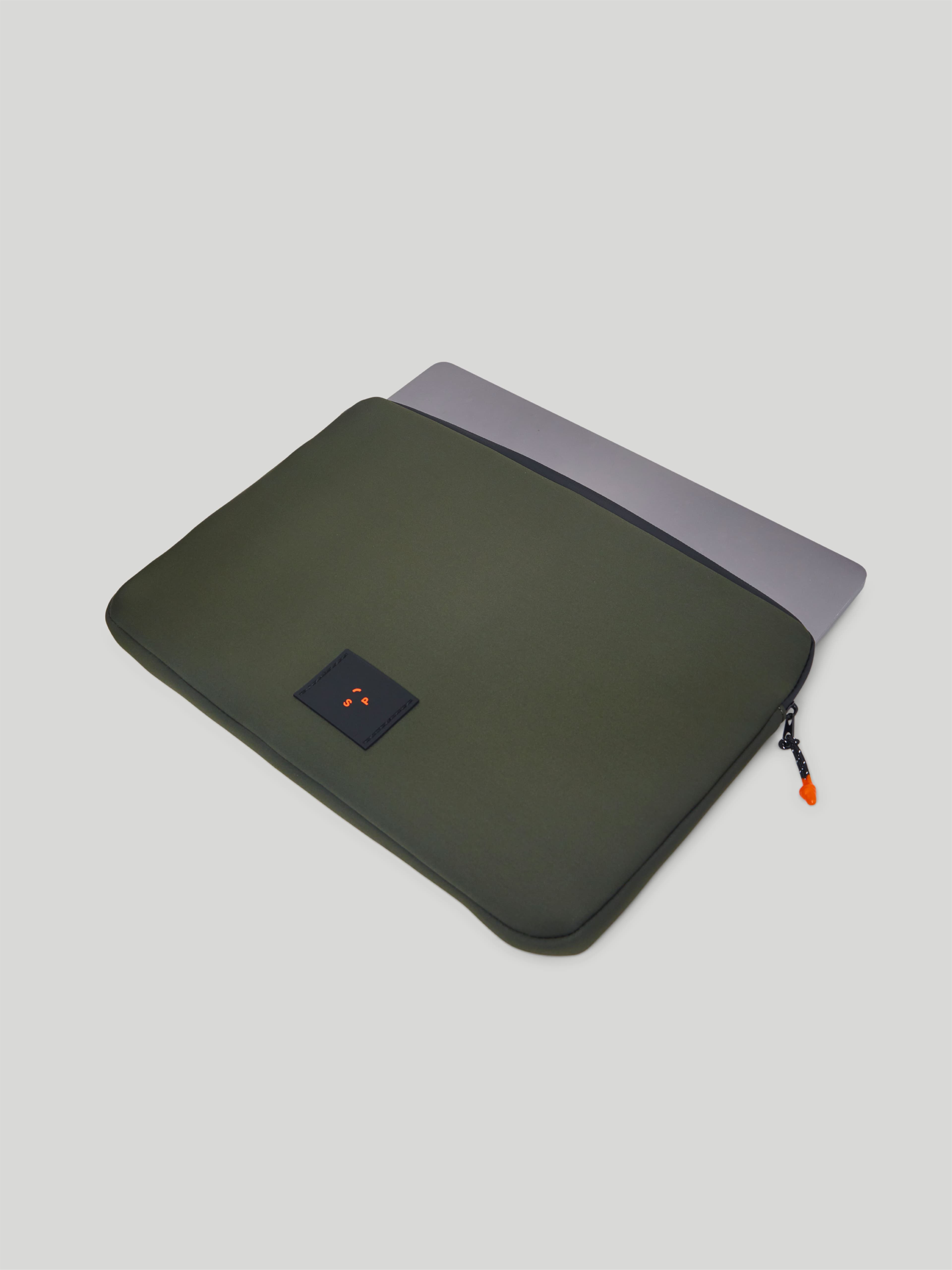 https://s3.amazonaws.com/a.storyblok.com/f/247851/7b8956a507/laptop_sleeve_14_green-07.jpg