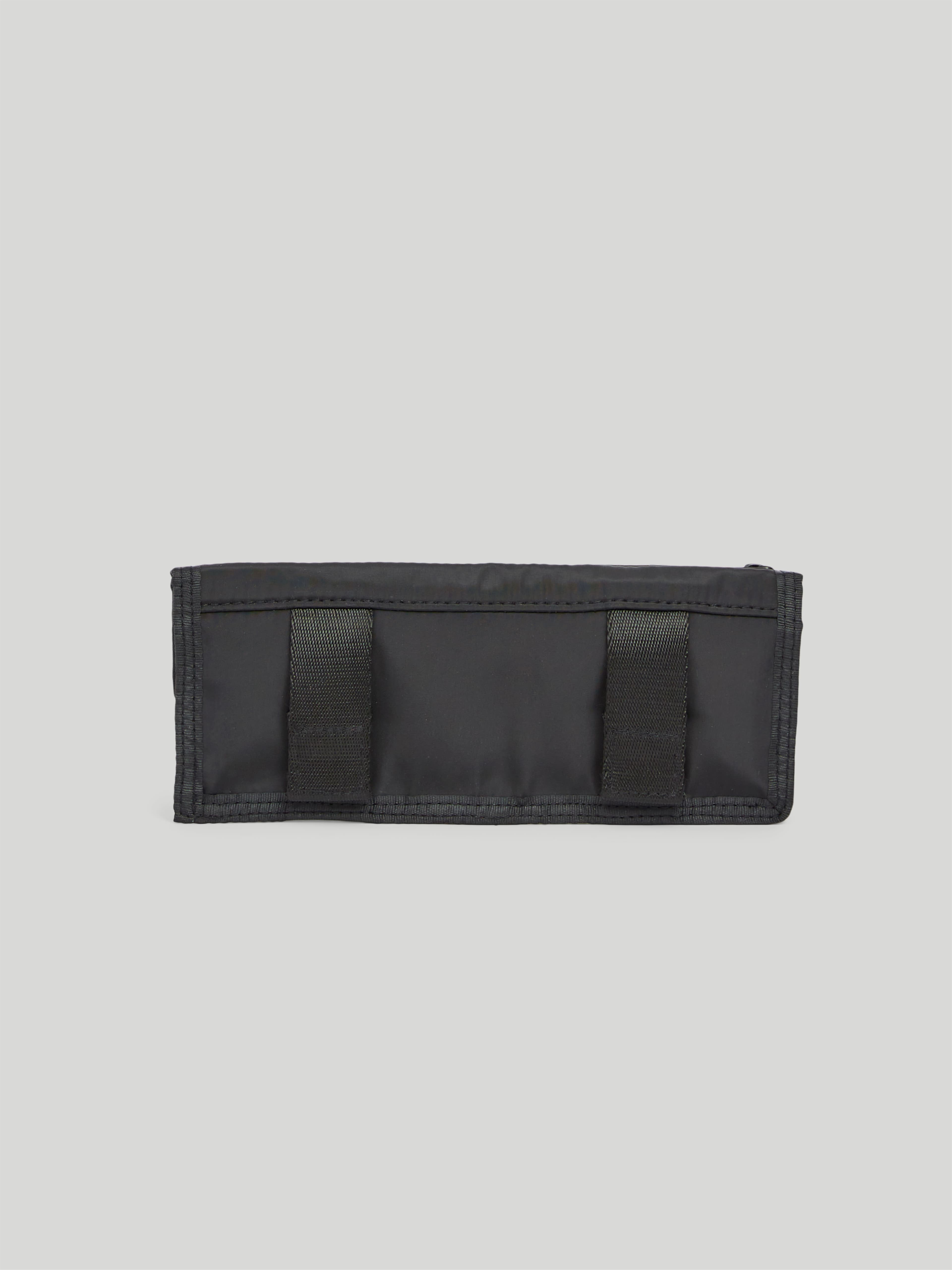 https://s3.amazonaws.com/a.storyblok.com/f/247851/7d7797b1af/battery-case-4-black-07.jpg