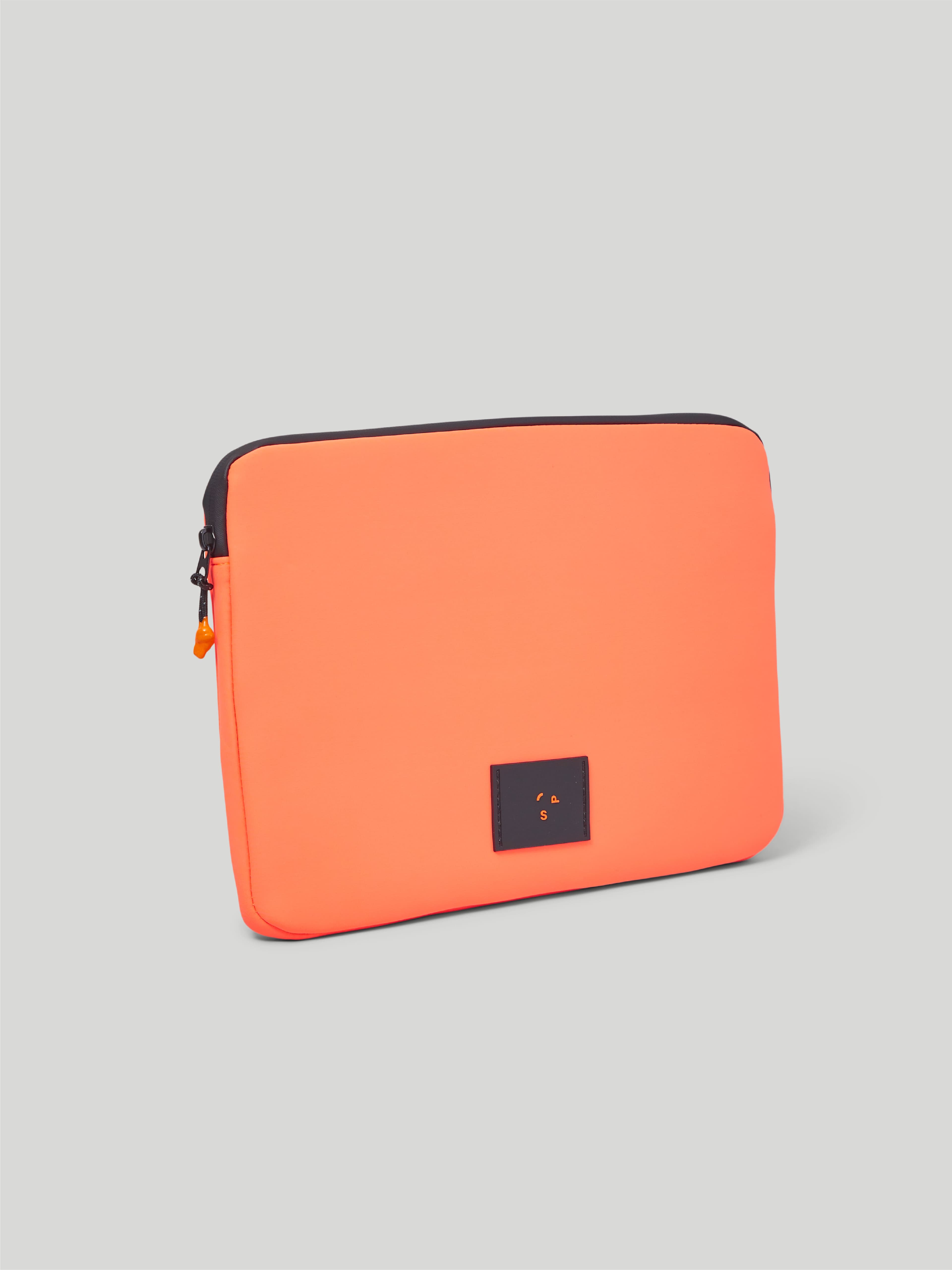 https://s3.amazonaws.com/a.storyblok.com/f/247851/8fa3f075ed/laptop-16-orange-08.jpg