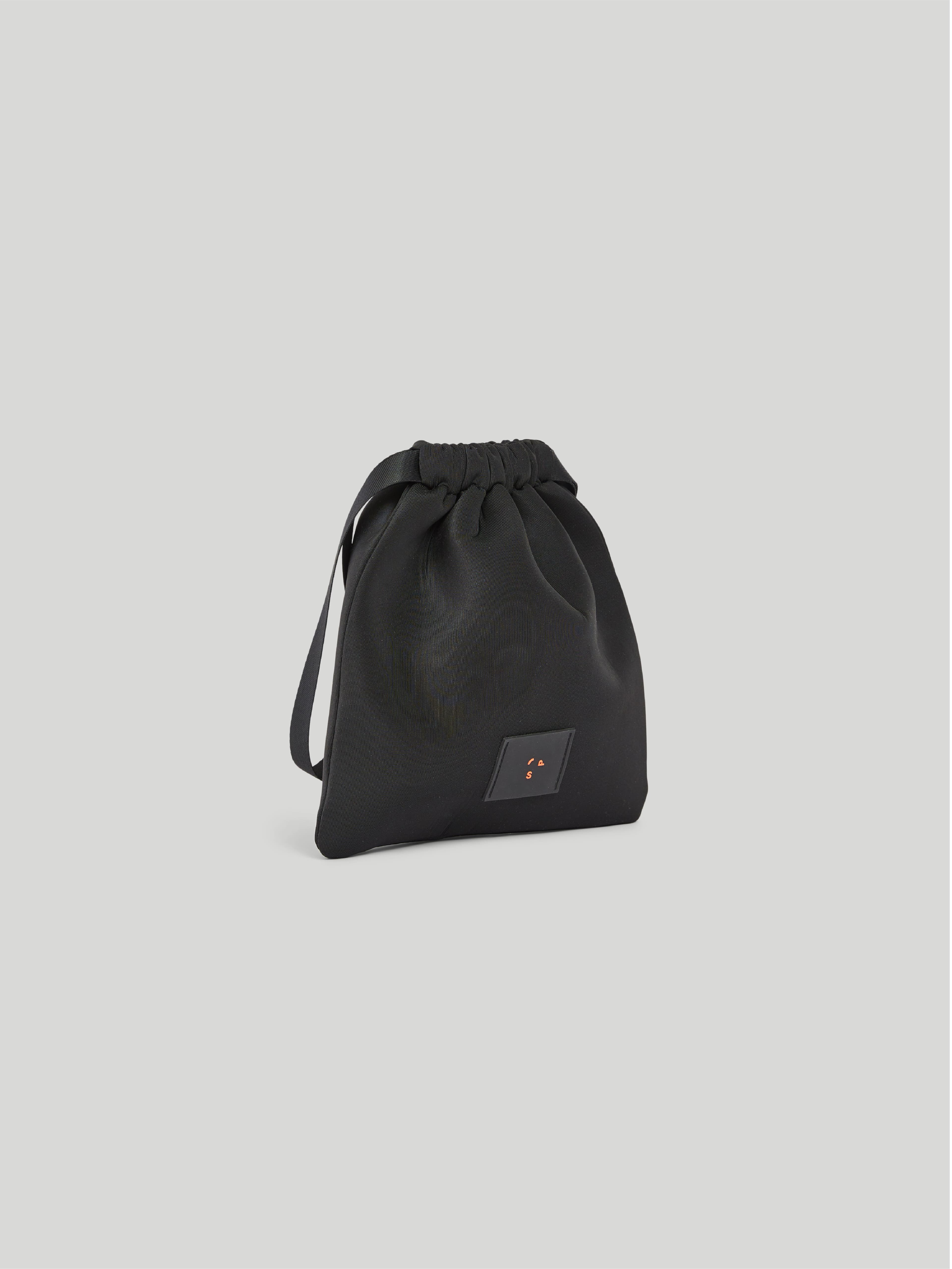 https://s3.amazonaws.com/a.storyblok.com/f/247851/95d643e46d/neoprene-tech-pouch-m-black-05.jpg