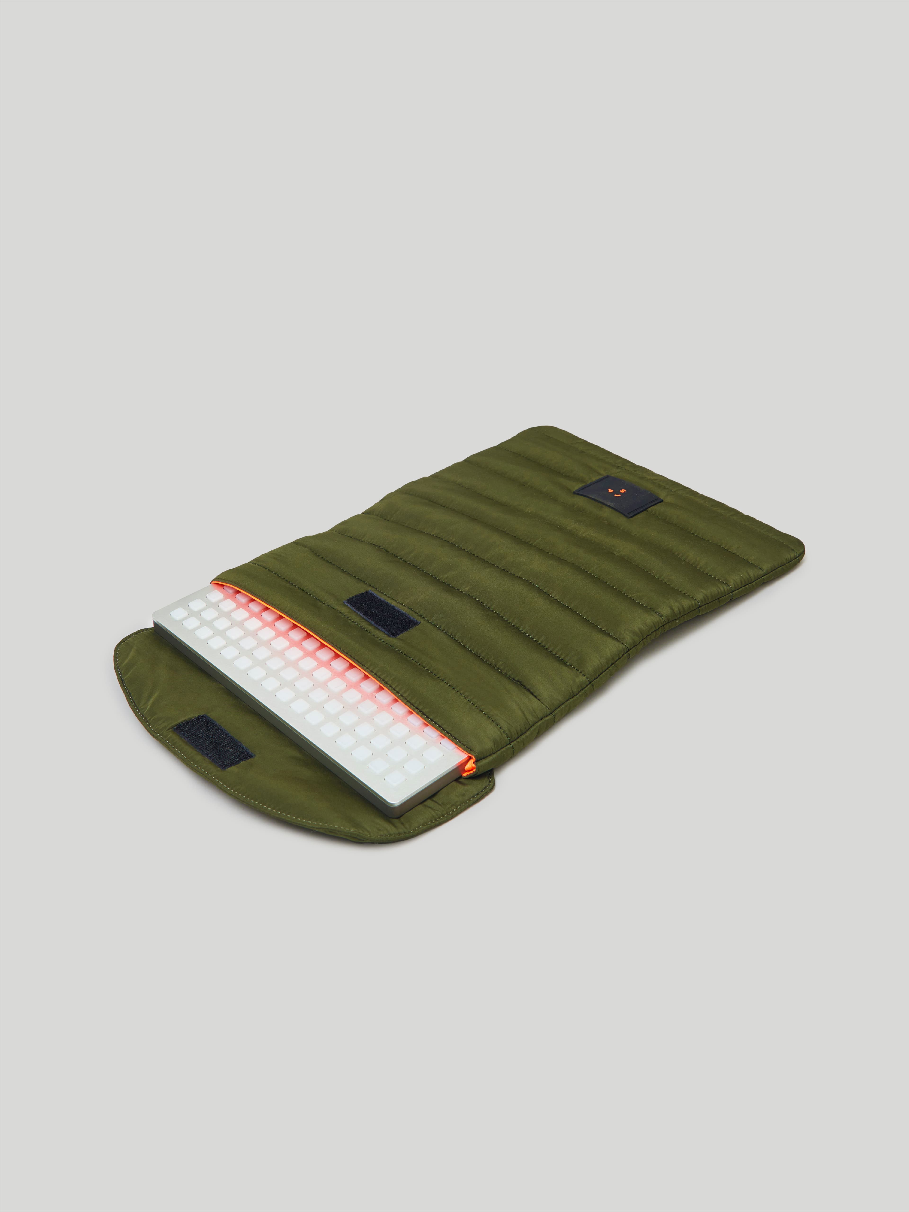 https://s3.amazonaws.com/a.storyblok.com/f/247851/c9dd751f68/puffytechpouch_green-08.jpg