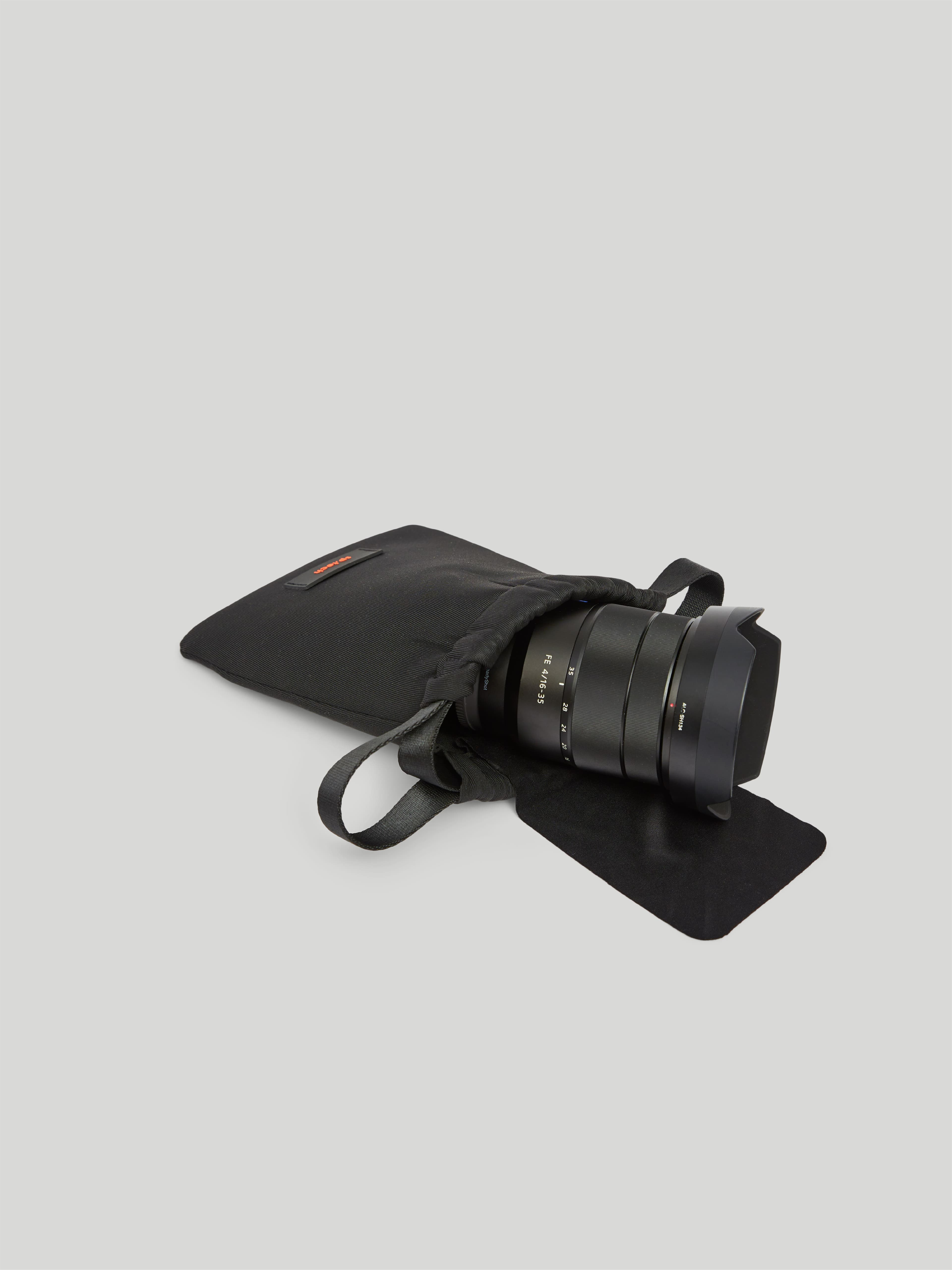 https://s3.amazonaws.com/a.storyblok.com/f/247851/e499eaa999/neoprene-tech-pouch-s-black-07.jpg